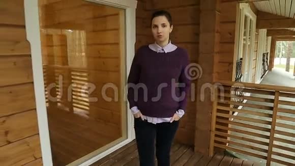 穿紫色毛衣和黑色牛仔裤的年轻女孩视频的预览图