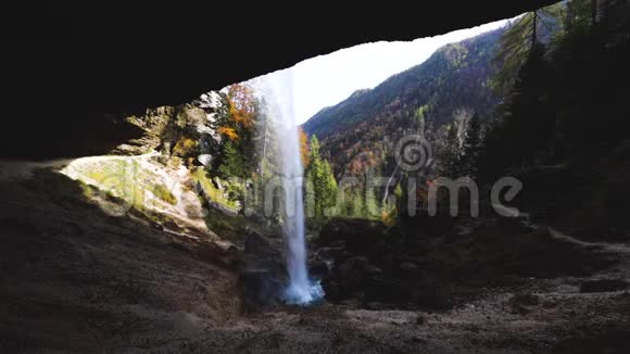 美丽的瀑布湖泊和秋天的森林在普利特维国家公园克罗地亚视频的预览图