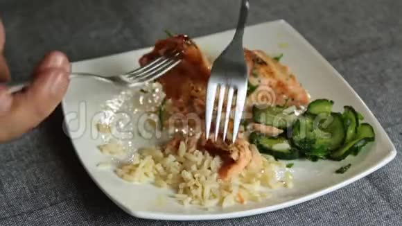 吃三文鱼的人吃米饭和黄瓜视频的预览图