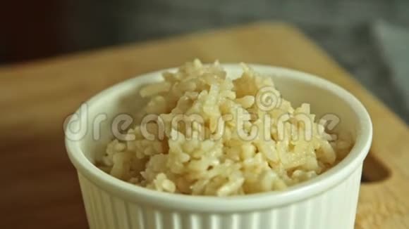 用米饭和黄瓜煮鲑鱼视频的预览图