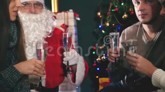有圣诞老人的年轻夫妇庆祝2017年新年视频的预览图
