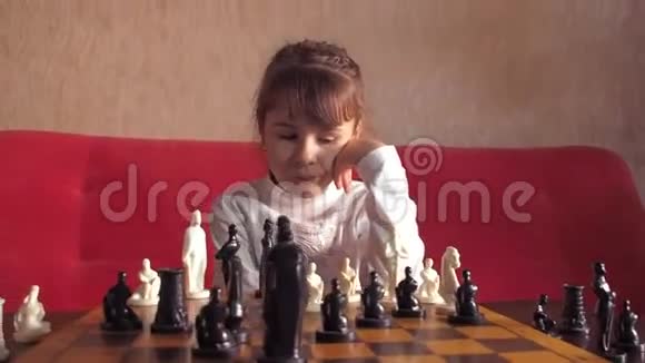 孩子下棋视频的预览图