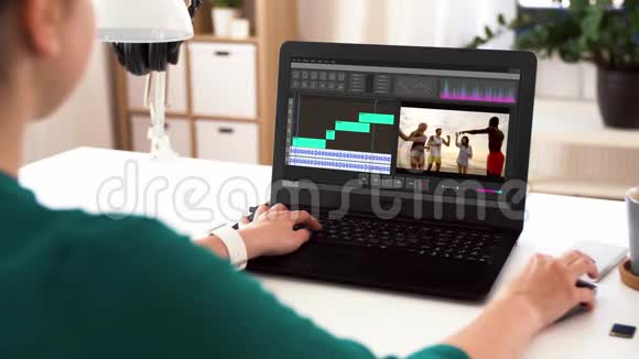 家里有笔记本电脑视频编辑程序的女人视频的预览图