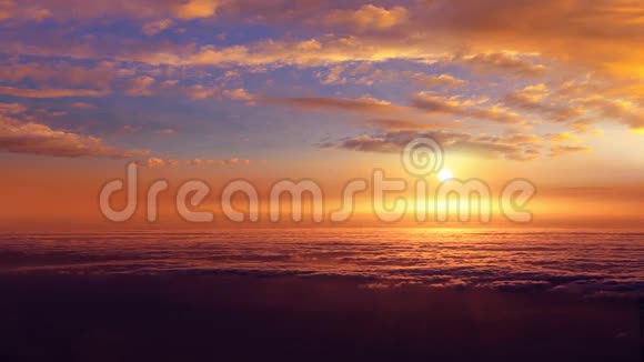 加那利群岛拉帕尔马地区雾霭笼罩的日落天空视频的预览图