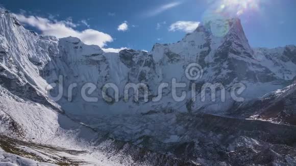 阿玛达布拉姆山和蓝天尼泊尔喜马拉雅山视频的预览图