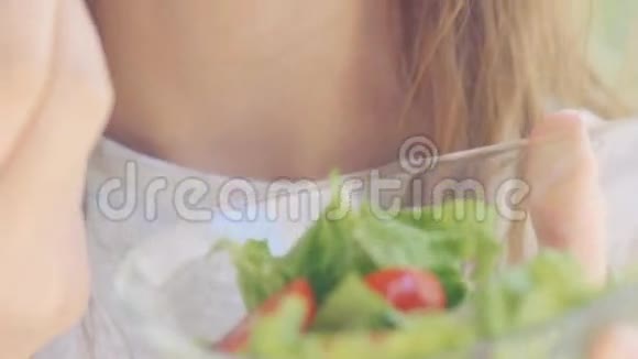 小女孩吃蔬菜沙拉视频的预览图