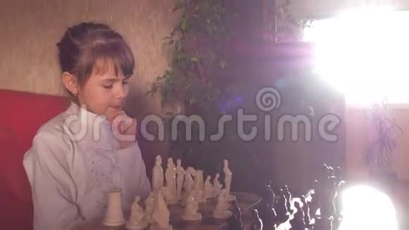 孩子下棋视频的预览图