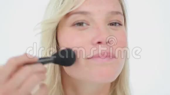 女人用粉刷涂粉底视频的预览图