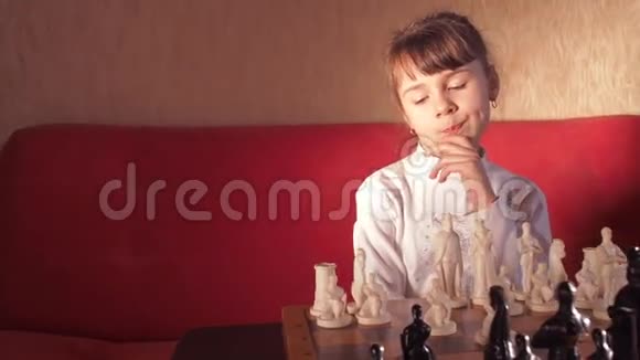 孩子下棋视频的预览图