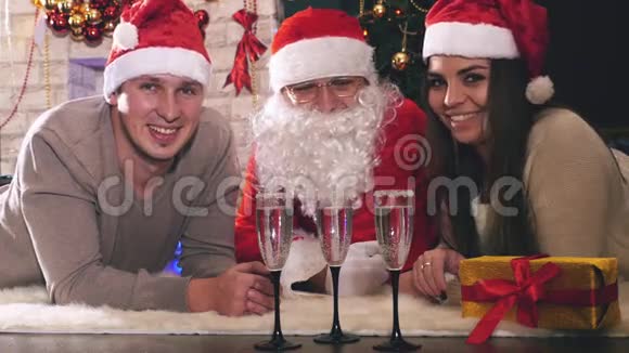 有圣诞老人的年轻夫妇庆祝2017年新年视频的预览图