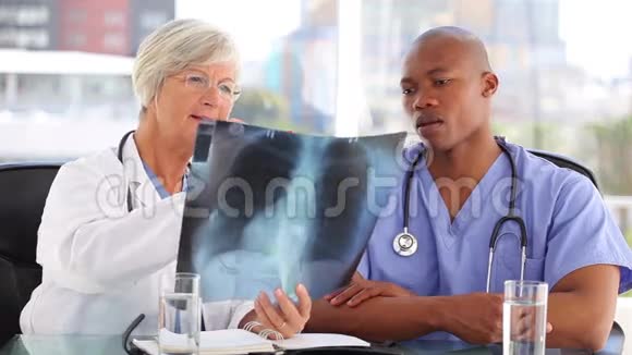 严肃的护士听一个成熟的医生视频的预览图