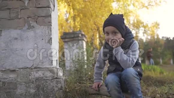 微笑的小男孩在公园里玩秋天有趣可爱的孩子度假和享受秋天视频的预览图