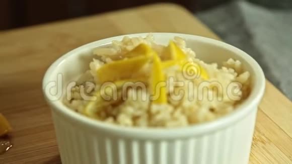 女人的食物造型用米饭和黄瓜煮三文鱼视频的预览图