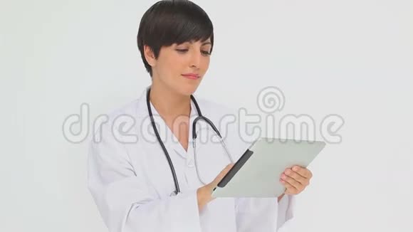 医生按着平板电脑的屏幕视频的预览图