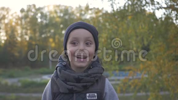 微笑的小男孩在公园里玩秋天有趣可爱的孩子度假和享受秋天视频的预览图