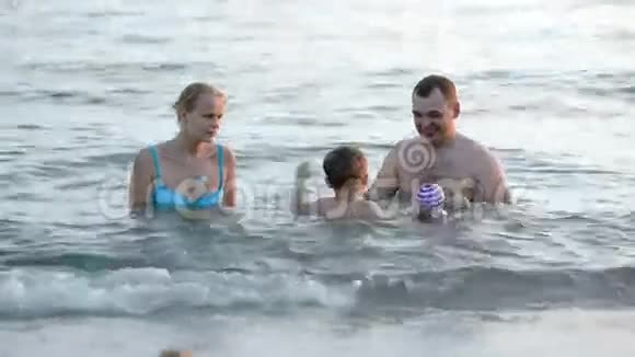 父母和儿子在海上打球视频的预览图