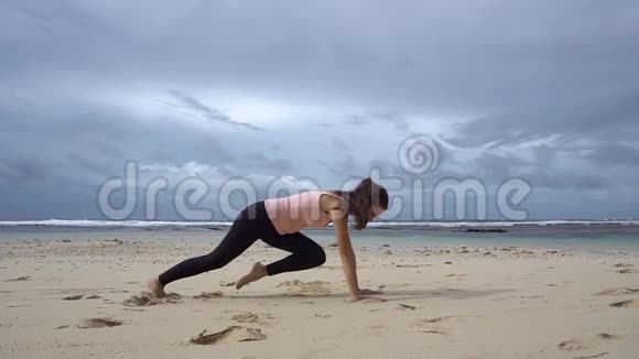 年轻女子在海边训练体育锻炼视频的预览图