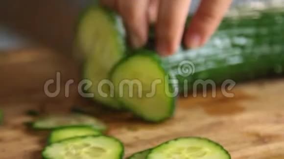 女人切黄瓜用米饭和黄瓜煮三文鱼视频的预览图