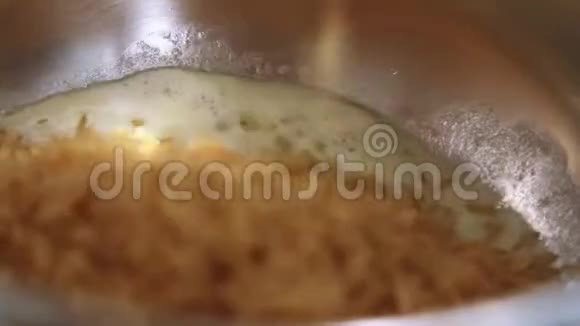 厨师烹饪三文鱼与米饭和黄瓜视频的预览图
