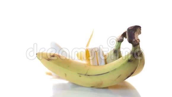 新鲜的甜香蕉分离在白色上视频的预览图