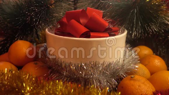 新年橘子树枝和礼物的圣诞组成视频的预览图