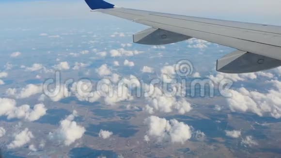 飞机机翼下的云视频的预览图