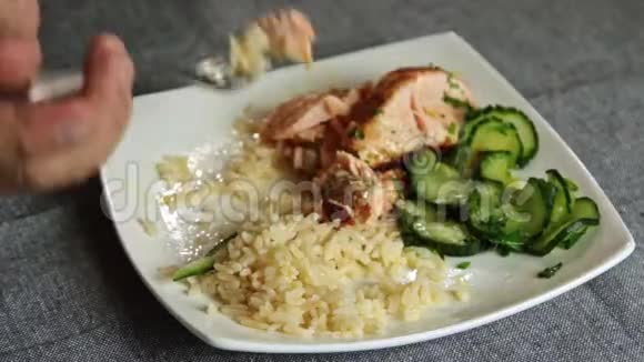 吃三文鱼的人吃米饭和黄瓜视频的预览图