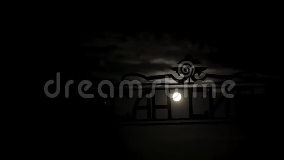 夜月圆在招牌的背景上月光映在水中视频的预览图