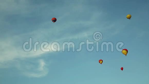蓝天空中的热气球视频的预览图