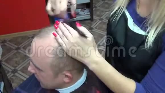 人剪毛剪刀视频的预览图