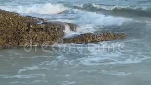 大海和海浪海岸上的石头视频的预览图