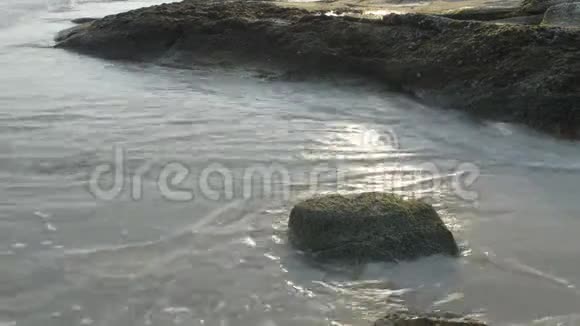 大海和海浪海岸上的石头视频的预览图