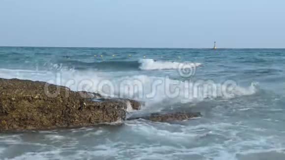 大海和海浪海岸上的石头视频的预览图