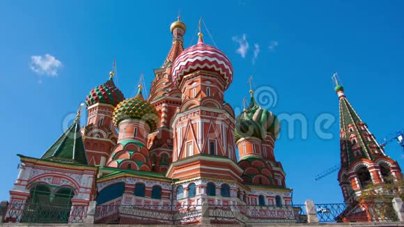 圣塔上空的云莫斯科巴兹尔大教堂视频的预览图