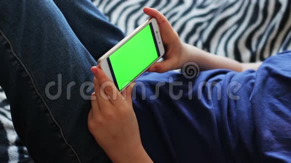 手持触摸屏设备使用智能手机特写青少年手彩色钥匙绿色屏幕视频的预览图