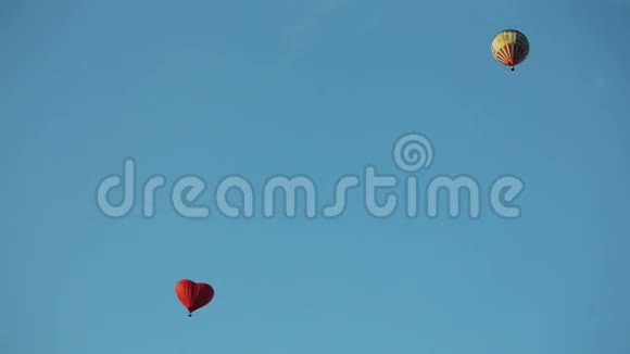 蓝天空中的热气球视频的预览图
