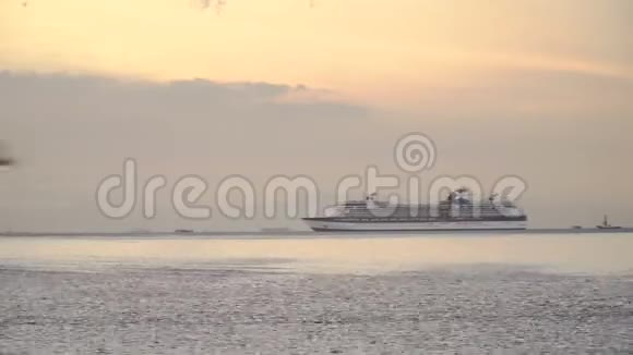 日落时分在海上的游轮视频的预览图