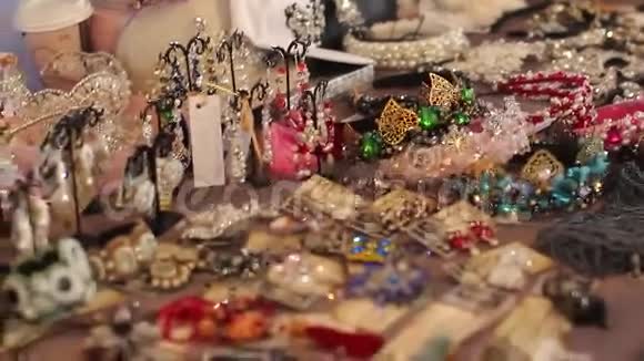 俄罗斯美容博览会为女人挑选珠宝视频的预览图