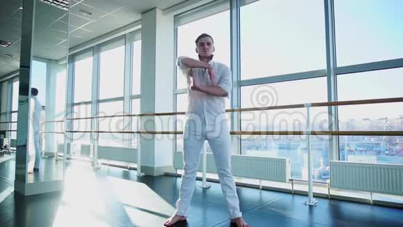 穿着白色西装以构造风格跳舞的家伙视频的预览图