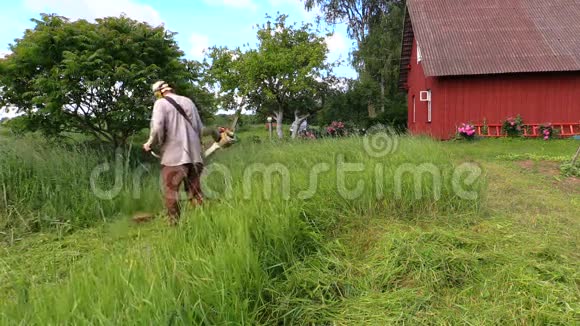 一个修剪整齐的人在农村宅基地的院子里剪高草视频的预览图