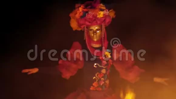 穿着威尼斯西装的化妆舞会上的女孩的脸上藏着一个神秘的面具夜以火之舞概念视频的预览图