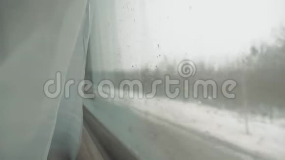玻璃窗上的雨雪铁路概念火车旅程生活方式旅行从一个移动的窗口看到美丽视频的预览图