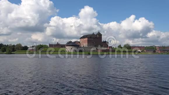 在阴天观看哈梅林纳老城堡芬兰视频的预览图