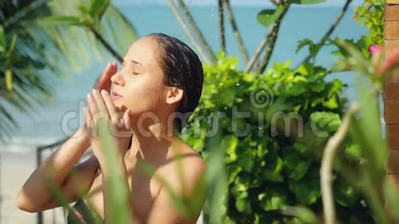 美丽的年轻女子在户外淋浴SensionandSeducation在暑假会有缓慢的动作视频的预览图