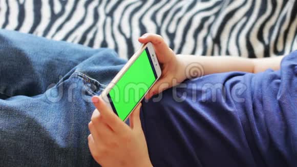 手持触摸屏设备用智能手机特写青少年手彩色钥匙绿色屏幕视频的预览图