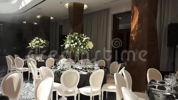 婚礼大厅装饰的内部提供精美的婚礼桌视频的预览图