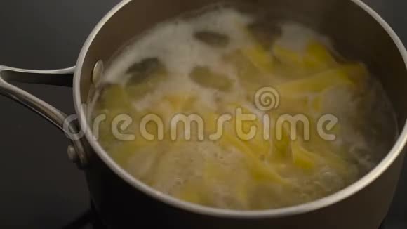 在电炉上的锅中煮沸的意大利面视频的预览图