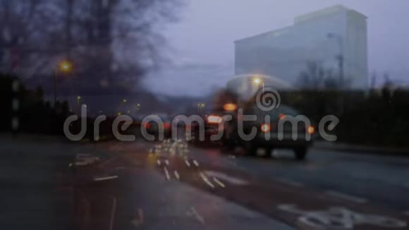 汽车在路上行驶前景上有数字交通动画视频的预览图