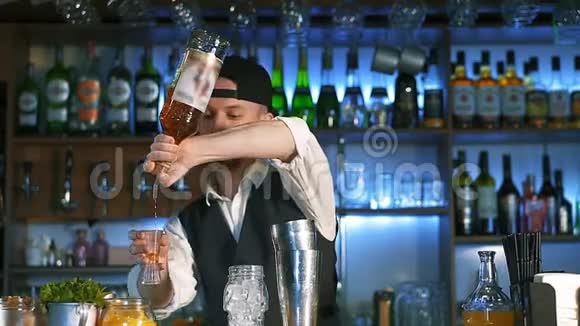 酒保正在准备一杯含酒精的鸡尾酒视频的预览图