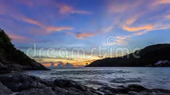 泰国普吉岛日落时美丽动人的云海视频的预览图